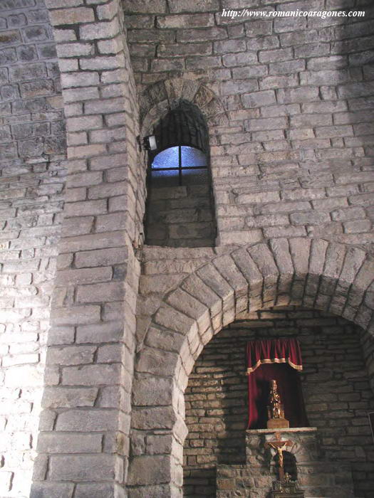 PUERTA DE ACCESO A LA TORRE, EN ALTO; EN EL MURO NORTE